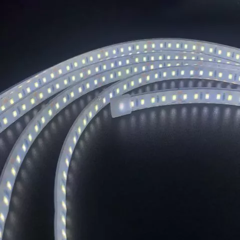 Apa karakteristik sumber cahaya dari strip lampu tegangan rendah LED umum?